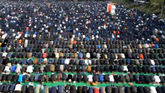 Besimtarët myslimanë falin namazin e Fitër Bajramit, kreu i KMSH: Lutjet tona shkojnë për ata që vuajnë