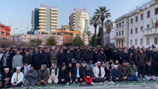 Mesazhe bashkimi e vëllazërimi, besimtarët e Lushnjes falin namazin e Fitër Bajramit