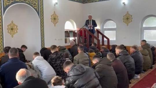 Besimtarët e Pukës falin namazin e Fitër Bajramit, luten për fundin e luftërave