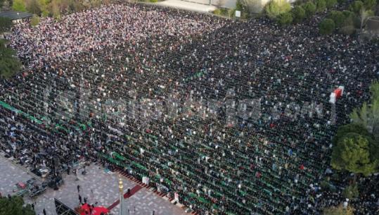 Pamjet spektakolare me dron/ Nën të njëjtin qiell, mijëra zemra bashkohen njëzëri në lutje për Fitër Bajramin