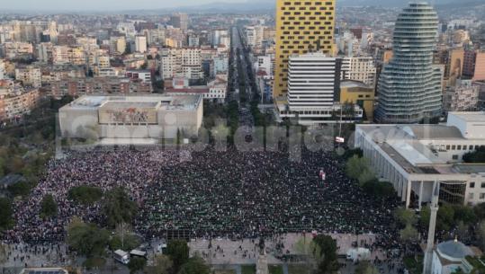 Pamjet me dron/ Mijëra besimtarë myslimanë falin namazin e Fitër Bajramit, kreu i KMSH: Lutjet tona shkojnë për ata që vuajnë