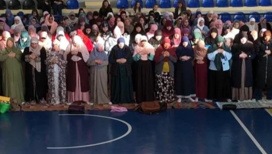 Lufta në Lindjen e Mesme në lutjet e besimtarëve të Gjirokastrës, shpërndahen ëmbëlsira për festimet e Fitër Bajramit