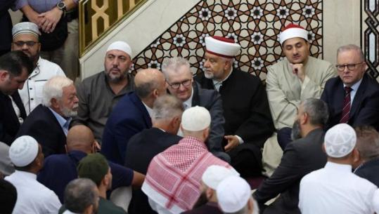 Vizita e kryeministrit Australian në xhami del jashtë parashikimit, pritet me fishkëllima e sharje