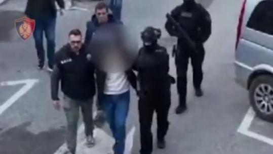 Në kërkim ndërkombëtar për vrasje, ekstradohen nga Shqipëria drejt Italisë dy kushërinjtë nga Dibra (EMRAT)