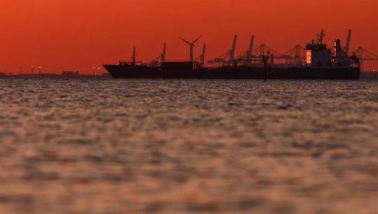 SHBA heq sanksionet dhe lejon tregtimin e 140 milionë fuçive naftë iraniane të bllokuar në det