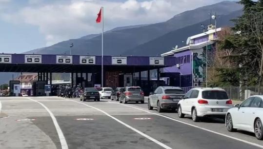 Fluks në pikën kufitare të Morinës, 3 mijë qytetarë nga Kosova zgjedhin të kalojnë fundjavën në Shqipëri