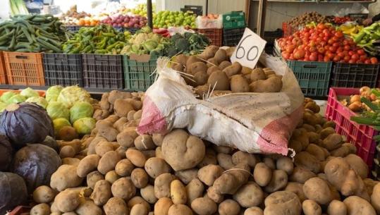 Patatja e Shishtavecit mbetet stok, fermerët: Për ta shitur duhet t’u lutesh tregtarëve! Në treg ka hyrë patatja e Kosovës me çmim më të lirë