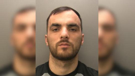 Pagoi 10 mijë euro për të hyrë ilegalisht në Angli, 24 vjeçari shqiptari arrestohet në një “shtëpi bari” me vlerë 100 mijë paund (EMRI)