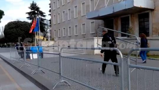 Pas molotovëve ndaj Vilës me artistë, PD sot në protestë para kryeministrisë! ! Rreth 1500 efektivë në terren për garantimin e sigurisë