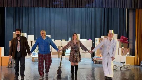 “Dy dashuri dhe një veshkë” mirëpritet në Pogradec, një ndërthurje e humorit me dramën e dy njerëzve të varfër