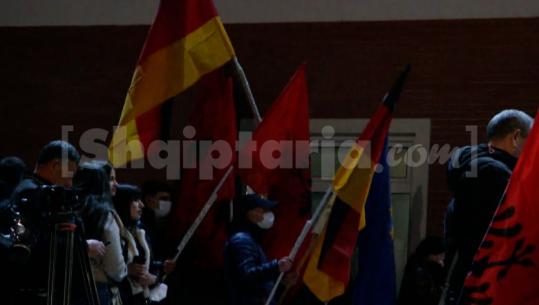 Protesta/ Akuzat për integrimin, Berisha zëvendëson flamujt e SHBA-së me ato të Gjermanisë dhe BE-së