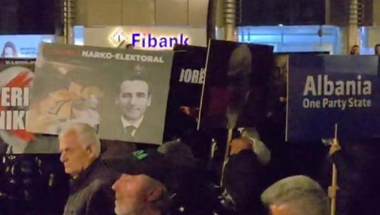 ‘Grupi i zjarrit’ nuk mungon në protestën e PD, fshihet nën kapuçët e zinj dhe pankarta