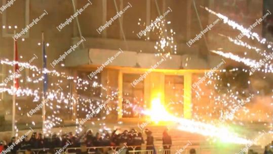 LIVE TV- Protesta, militantët e Berishës breshëri molotovësh drejt Kryeministrisë, policia i shpërndan me gaz lotsjellës dhe ujë 