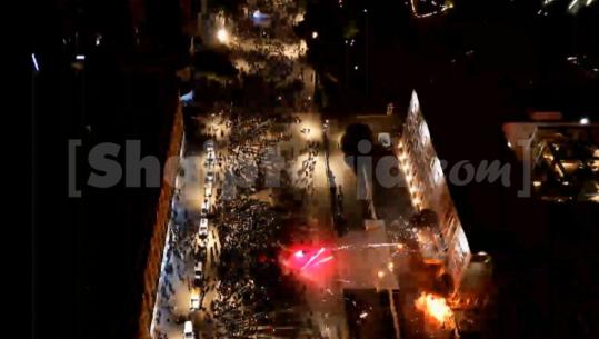 Hidhen molotovë e fishekzjarrë në drejtim të kryeministrisë, policia i shpërndan me ujë e gaz lotsjellës