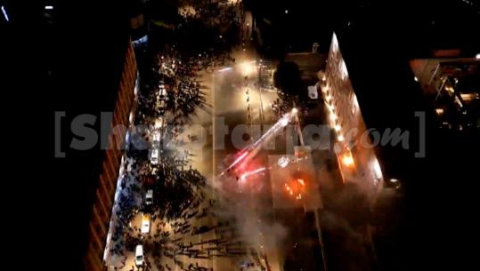 PAMJET ME DRON/ Momenti kur militantët e PD hedhin molotovë e fishekzjarrë drejt kryeministrisë