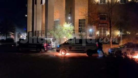 Sulme përpara Bankës së Shqipërisë, marrin flakë automjetet e policisë nga molotovët