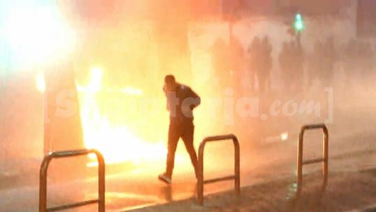 Protesta e dhunshme e Berishës, hidhen molotovë pranë godinës së AKSHI-t, hidhet gaz lotsjellës