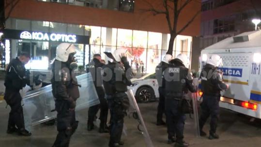 Policia shpërndan protestuesit e PD me gaz lotsjellës e ujë