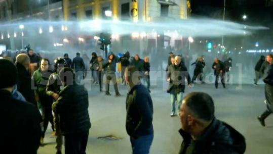 Protesta e PD/ Policia u bllokon rrugën drejt Parlamentit, molotovë e gaz lotsjellës te xhamia e Namazgjasë