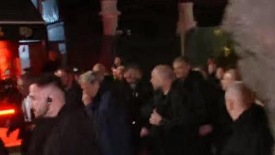 Berisha pëson efektet e gazit lotsjellës, vijon marshimin me militantët drejt parlamentit