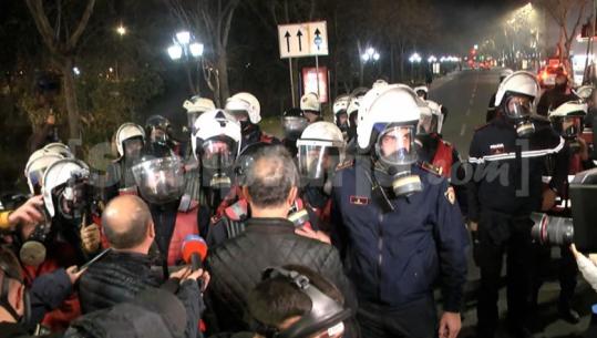 Mziu, Boçi e Noka u hakërrehen efektivëve: Ushtarë! Mos prekni me dorë! S’mungojnë kërcënimet: Do ta paguani shtrenjtë sulmin ndaj Berishës