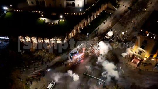 U sulmuan me molotovë nga militantët e Berishës, 2 policë dërgohen te Trauma