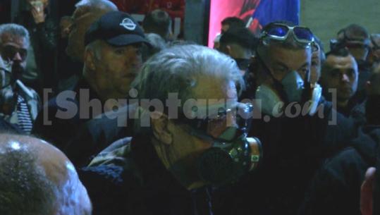 Berisha pëson efektet e gazit lotsjellës, vijon marshimin me maskë me militantët drejt parlamentit