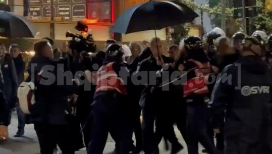 Sulmet me molotovë drejt AKSHI-t, deputetët Boçi e Strazimiri përplasje me efektivët e policisë (VIDEO)