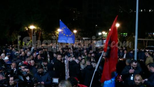 Berisha përfundon ‘kilometrin e fundit’ të protestës së PD në selinë blu