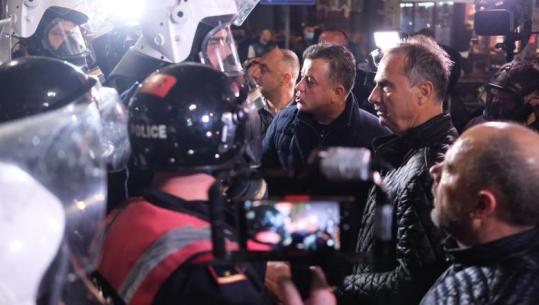 Mziu, Boçi e Noka u hakërrehen efektivëve: Ushtarë, legena! Mos prekni me dorë! S’mungojnë kërcënimet: Do ta paguani shtrenjtë sulmin ndaj Berishës (VIDEO)