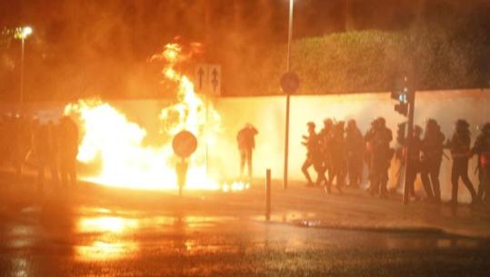 U sulmuan me molotovë nga militantët e Berishës, 4 policë dërgohen në spital (VIDEO)