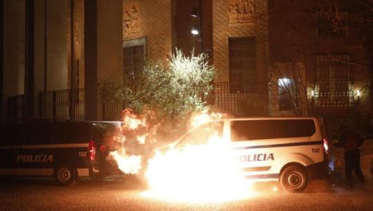 Protesta e PD/ Sulmohen me molotovë automjetet e policisë përpara Bankës së Shqipërisë (VIDEO)