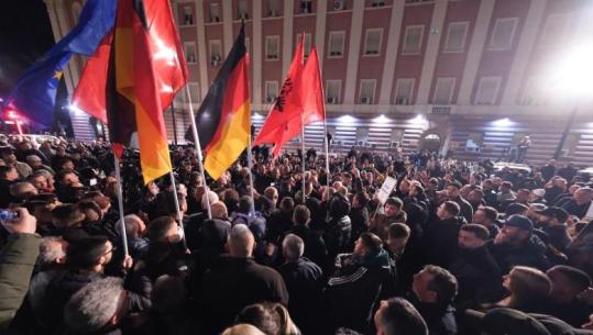 Zëvendësuan flamujt amerikanë me ato gjermanë, Ambasada e Gjermanisë reagon ashpër për protestën e PD: Dhuna është e papranueshme