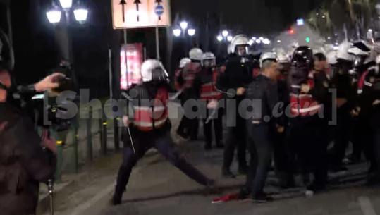 Efektivi i policisë s’duron kur sheh flamurin kombëtar në tokë, gjesti i tij tërheq vëmendjen