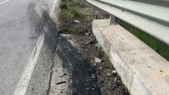 Pamja e trishtë pas aksidentit tragjik në Vlorë: Pjesët e automjeteve ‘fluturojnë’ disa metra larg vendngjarjes, shenja nafte e frenimi në rrugë