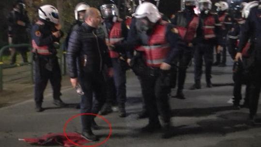 Xhelal Mziu shkel flamurin kombëtar, efektivi s’duron kur e sheh në tokë, gjesti i tij tërheq vëmendjen (VIDEO)