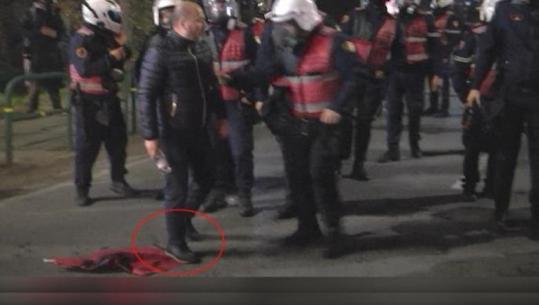 Hoqi nga rruga flamurin Kombëtar që shkeli Xhelal Mziu gjatë protestës së PD, efektivi për Report TV: Bëra detyrën! Protestuesit të mos kthehen në mercenarë
