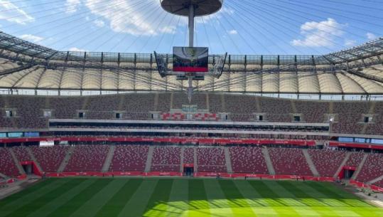 Kupa e Botës/ Fusha e bërë enkas për Shqipërinë, Polonia ‘ndihmë’ nga jashtë për të mposhtur kuqezinjtë! Brenda dhomës së zhveshjes së Kombëtares në Varshavë (VIDEO)