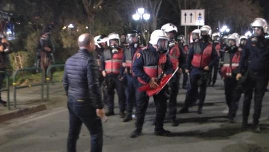 Polici ngre nga toka flamurin Kombëtar që shkeli Xhelal Mziu gjatë protestës së PD! Efektivi për Report TV: Bëra detyrën! Protestuesit të mos kthehen në mercenarë