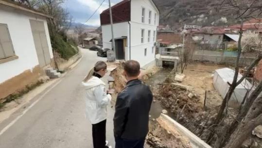 Shembet rruga në fshatin Rëmenj të Pogradecit, përfaqësuesit e PD në terren: Shkak abuzimet me fondet! Aksi kushtoi 800 milionë lekë