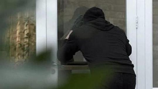 Vodhi 3 shtëpi ndërsa ishte në kërkim nga policia, arrestohet 31-vjeçari në Kavajë