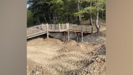 Inertet e hedhura bllokojnë shtratin e liqenit të Gjinarit dhe rrugën, bashkia e Elbasanit: Po bëhet sistemi i zonës