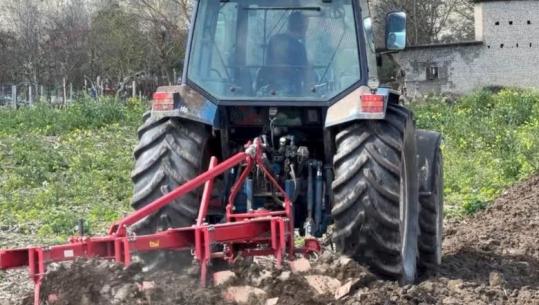 ‘Me çfarë t’i punojmë tokat? A blihet nafta me 214 lek/litri për t’ia hedh traktorit’, fermerët e Zadrimës: Do detyrohemi t’i lëmë djerrë