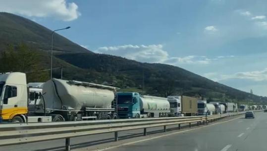 Radhë kilometrike dhe pritje pa fund për transportuesit në Morinë, shkak korsia e vetme dhe problemet me sistemin
