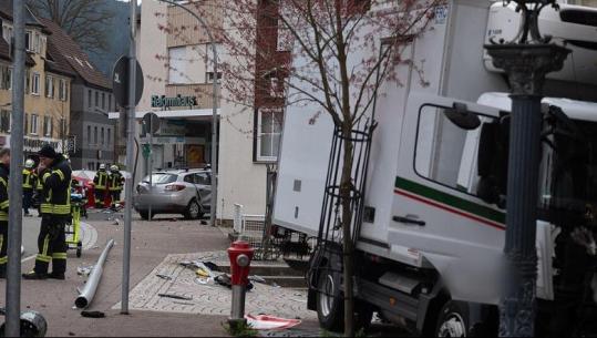 Tragjike në Gjermani/ Kamioni përplas për vdekje nënën dhe djalin 3-vjeçar nga Kosova! Shpëton mrekullisht fëmija tjetër