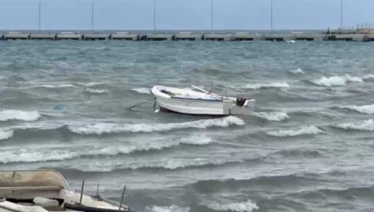 Pritet mot i keq/ Anulohet lundrimi i anijes Brindisi-Vlorë, mjetet e vogla s’lejohen në det