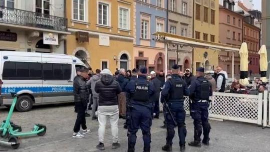 VIDEO/ Policia polake ndalon festimet e shqiptarëve, kontrolle të imtësishme