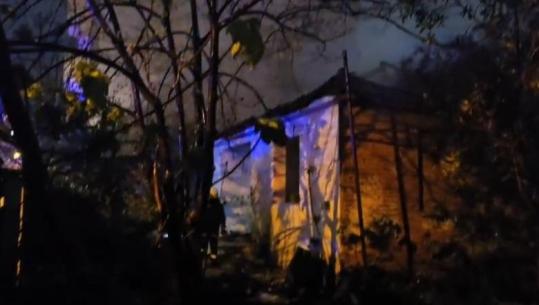 Zjarri përfshin një shtëpi mes pallateve në Durrës, dërhyjnë zjarrfikësit