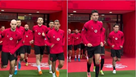 Shqiptarët shumë të zhurmshëm në Varshavë, shihni si e presin tifozët Kombëtaren kuqezi gjatë daljes në fushë (VIDEO)