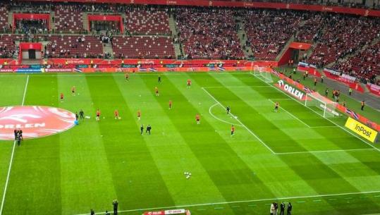 Formacionet zyrtare/ Sylvinho lë Jasir Asanin në tribunë, Broja e Muçi në stol kundër Polonisë! Atmosferë me këngë e valle shqiptare në Varshavë, nis futja në stadium